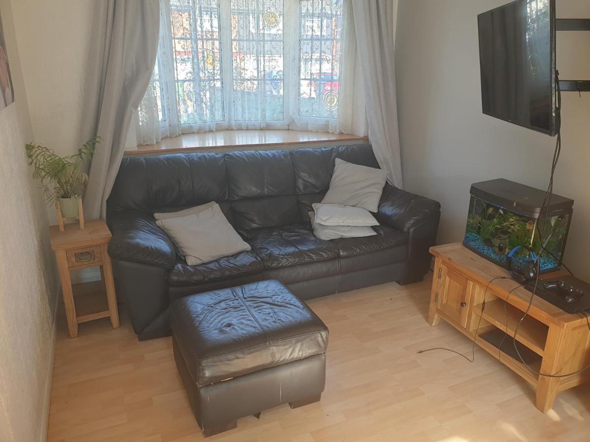 Harry Potter Theme Double Room In Shared House واتفورد المظهر الخارجي الصورة